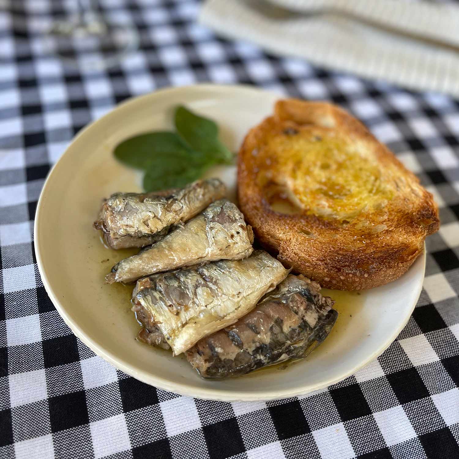 Güeyu Mar Chargrilled Smoked Sardine Tails in EVOO - Image 2